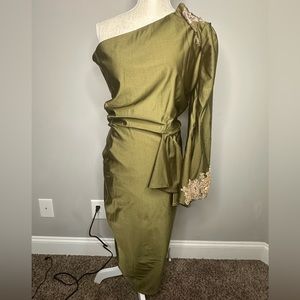 green dress with golden flower lace with one sleeve.